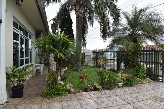 Quintal de casa à venda com 3 quartos, 160m² em Xaxim, Curitiba