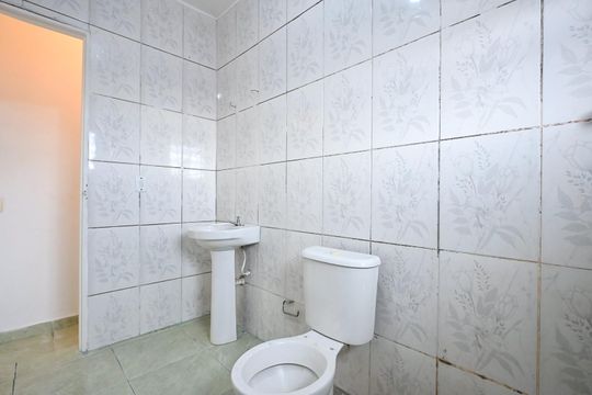 Banheiro de casa para alugar com 1 quarto, 52m² em Jardim Oliveiras, Taboão da Serra