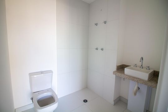 Banheiro de kitnet/studio à venda com 1 quarto, 23m² em Jardim das Acacias, São Paulo