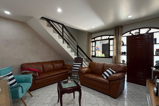 Casa para alugar com 3 quartos, 210m² em Vila Merces, Carapicuíba