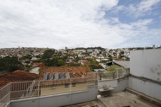 Vista de casa à venda com 4 quartos, 400m² em São Bento, Belo Horizonte