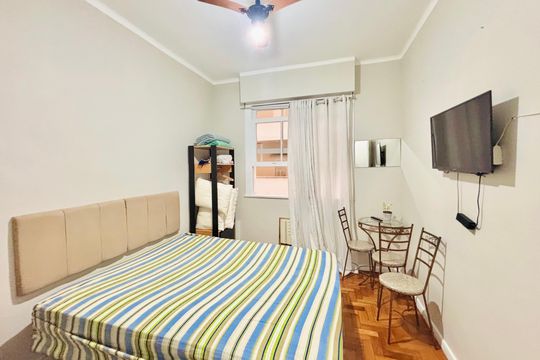 Quarto de apartamento à venda com 1 quarto, 42m² em Leme, Rio de Janeiro