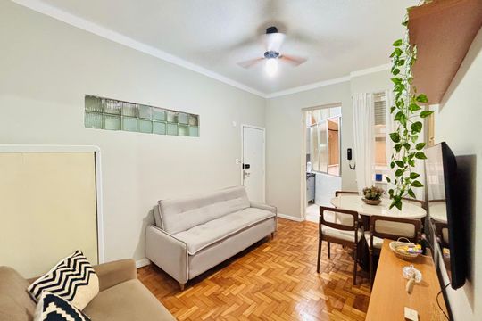 Sala de apartamento à venda com 1 quarto, 42m² em Leme, Rio de Janeiro