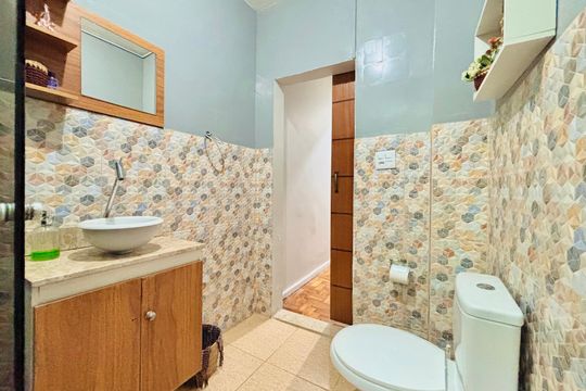 Banheiro de apartamento à venda com 1 quarto, 42m² em Leme, Rio de Janeiro