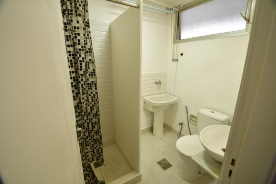 Banheiro de apartamento para alugar com 1 quarto, 45m² em Cambuí, Campinas