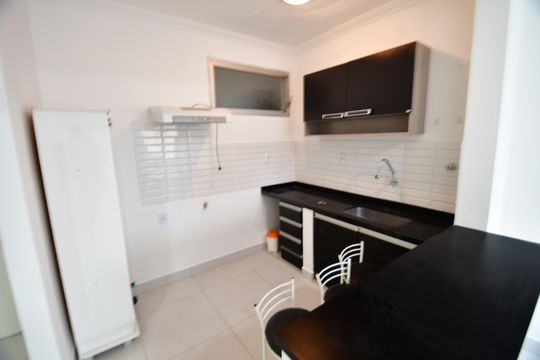 Cozinha de apartamento para alugar com 1 quarto, 45m² em Cambuí, Campinas