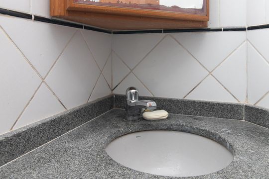 Banheiro de apartamento para alugar com 1 quarto, 28m² em Cidade Baixa, Porto Alegre