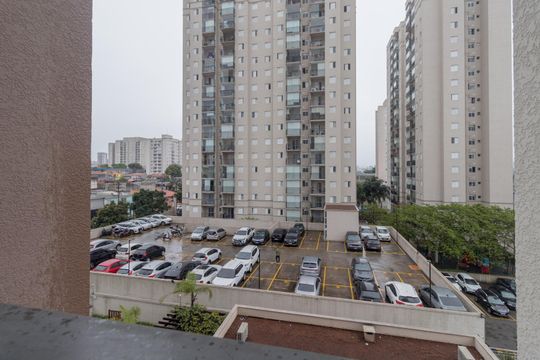 Sala vista de apartamento para alugar com 2 quartos, 47m² em Vila Antonieta, São Paulo