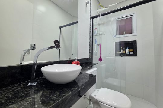 Banheiro da Suíte de apartamento para alugar com 2 quartos, 100m² em Vila Pires, Santo André