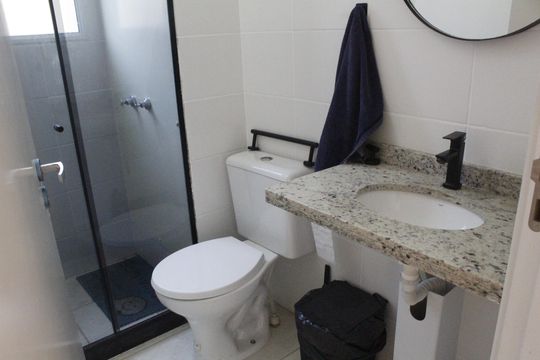 Banheiro social de apartamento à venda com 2 quartos, 70m² em Curicica, Rio de Janeiro