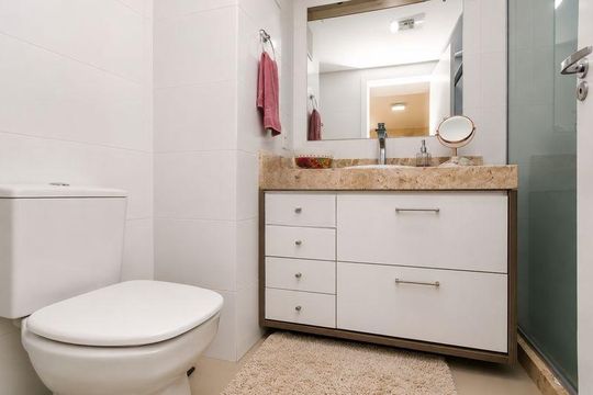 Banheiro de apartamento para alugar com 2 quartos, 80m² em Petrópolis, Porto Alegre