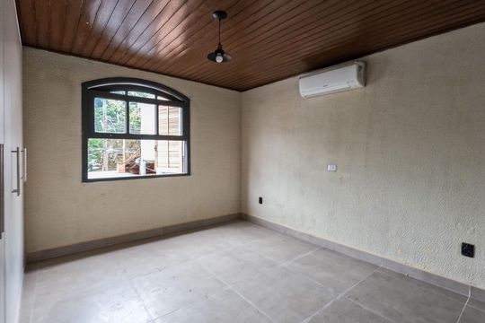 Casa para alugar com 4 quartos, 220m² em Parque Sao Domingos, São Paulo