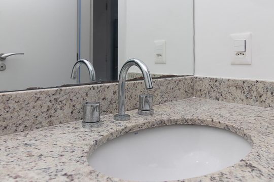 Banheiro de apartamento para alugar com 1 quarto, 28m² em Partenon, Porto Alegre