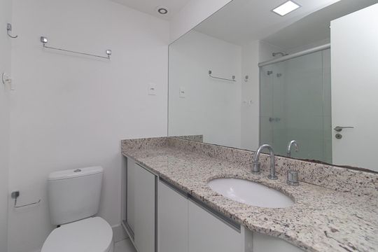 Banheiro de apartamento para alugar com 1 quarto, 28m² em Partenon, Porto Alegre
