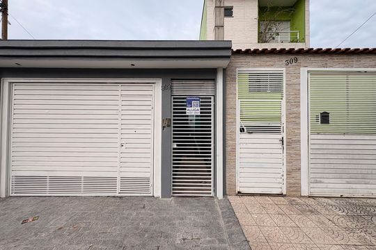 Fachada + plaquinha FRAY-589 de casa para alugar com 2 quartos, 135m² em Parque Novo Oratório, Santo André