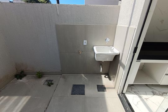 AREA SERVICO LAVANDERIA PRIMER ANDAR de casa para alugar com 4 quartos, 156m² em Colinas, Rio das Ostras
