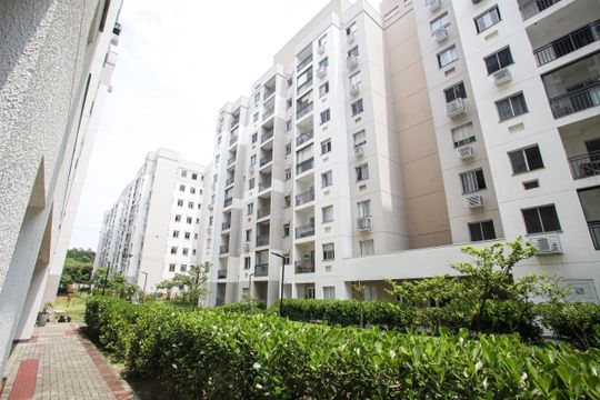 Fachada do Bloco de apartamento à venda com 2 quartos, 48m² em Anil, Rio de Janeiro