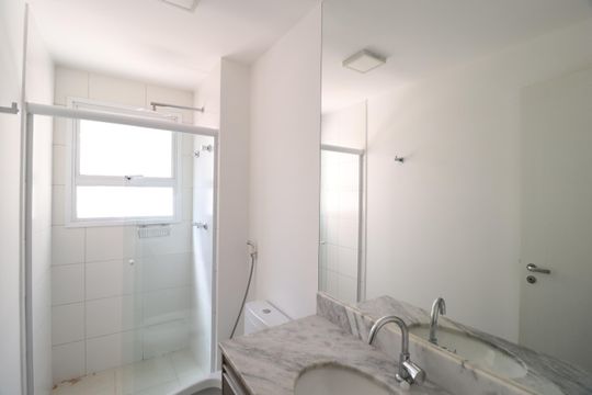 Banheiro do Quarto 2 de apartamento para alugar com 3 quartos, 108m² em Jardim Karaíba, Uberlândia