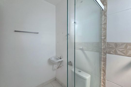 Banheiro de kitnet/studio para alugar com 1 quarto, 30m² em Bangú, Santo André