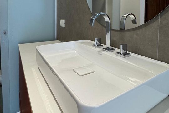 Banheiro de apartamento à venda com 2 quartos, 99m² em Água Verde, Curitiba