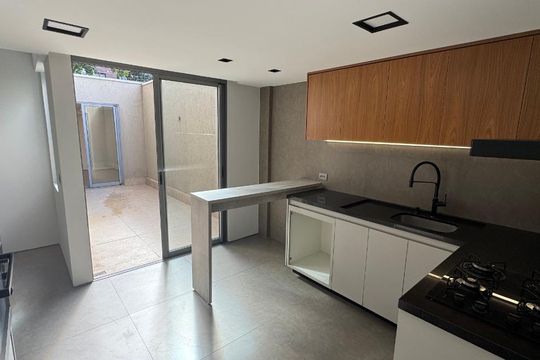 Cozinha de apartamento à venda com 2 quartos, 99m² em Água Verde, Curitiba