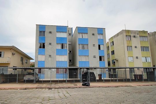 Fachada  de apartamento para alugar com 2 quartos, 62m² em Roçado, São José