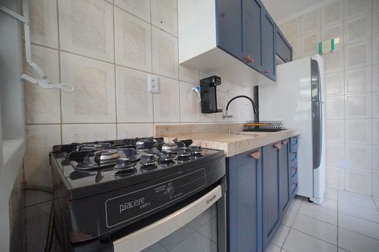 Cozinha de apartamento para alugar com 2 quartos, 62m² em Roçado, São José