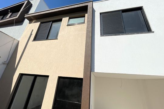 Fachada de casa à venda com 3 quartos, 90m² em Santa Amelia, Belo Horizonte