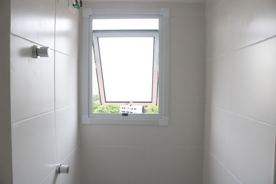 Banheiro de apartamento para alugar com 1 quarto, 27m² em Parque Industrial Tomas Edson, São Paulo