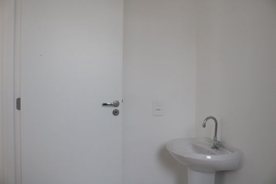 Banheiro de apartamento para alugar com 1 quarto, 27m² em Parque Industrial Tomas Edson, São Paulo
