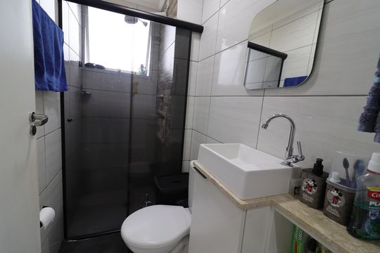 Banheiro de apartamento para alugar com 2 quartos, 44m² em Usina Piratininga, São Paulo