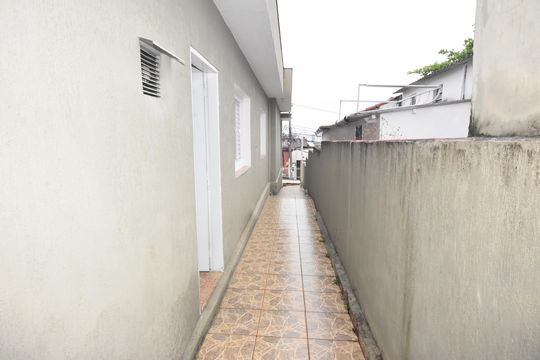 corredor lateral da casa de casa à venda com 3 quartos, 111m² em Jardim Guanabara, Jundiaí