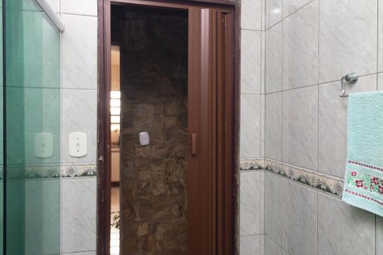 Banheiro de casa para alugar com 3 quartos, 80m² em Limoeiro, São Paulo