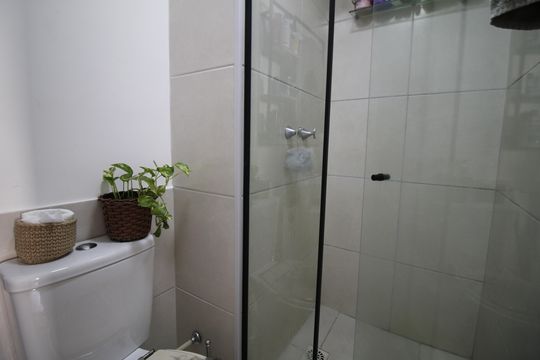 Banheiro de apartamento para alugar com 2 quartos, 45m² em Jacarepaguá, Rio de Janeiro