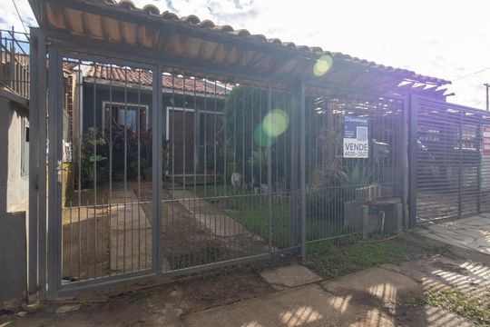 Fachada de casa à venda com 1 quarto, 110m² em Hípica, Porto Alegre