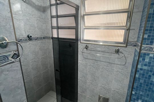 Banheiro de apartamento para alugar com 1 quarto, 65m² em Centro, São Vicente