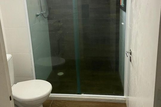 Banheiro de apartamento à venda com 2 quartos, 49m² em Jardim Rossi, Guarulhos