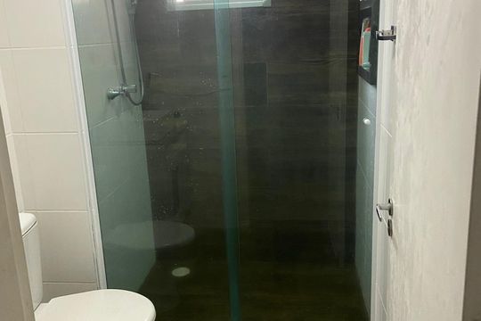 Banheiro de apartamento à venda com 2 quartos, 49m² em Jardim Rossi, Guarulhos