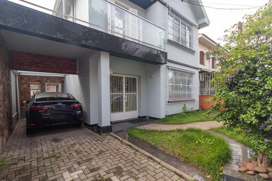 Fachada de casa à venda com 4 quartos, 240m² em Azenha, Porto Alegre