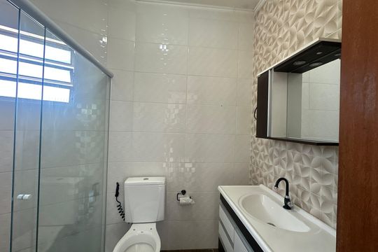 Banheiro de casa para alugar com 1 quarto, 52m² em Vila Boa Vista, Barueri