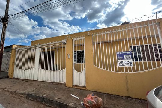Fachada de casa à venda com 3 quartos, 145m² em Setor Tradicional (são Sebastião), Brasília