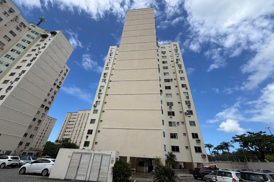 Fachada do bloco de apartamento para alugar com 2 quartos, 55m² em Jacarepaguá, Rio de Janeiro