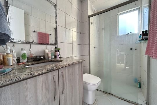 Banheiro suíte  de apartamento para alugar com 3 quartos, 85m² em Itacorubi, Florianópolis