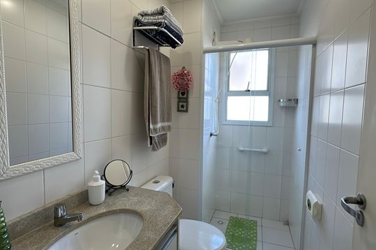Banheiro Social de apartamento para alugar com 2 quartos, 60m² em Jardim Tupanci, Barueri