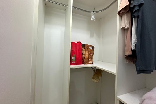 Closet da suíte de apartamento para alugar com 2 quartos, 60m² em Jardim Tupanci, Barueri