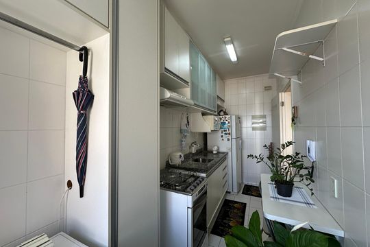 Cozinha de apartamento para alugar com 2 quartos, 60m² em Jardim Tupanci, Barueri