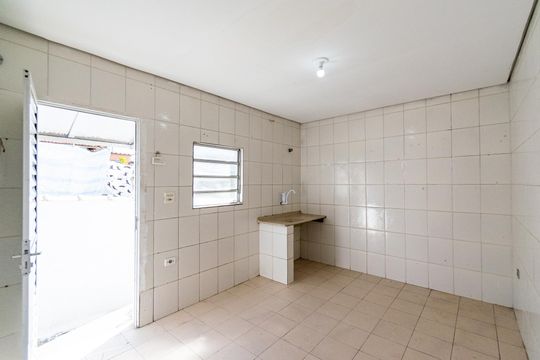 Cozinha de casa para alugar com 1 quarto, 27m² em Vila Guarani (zona Sul), São Paulo