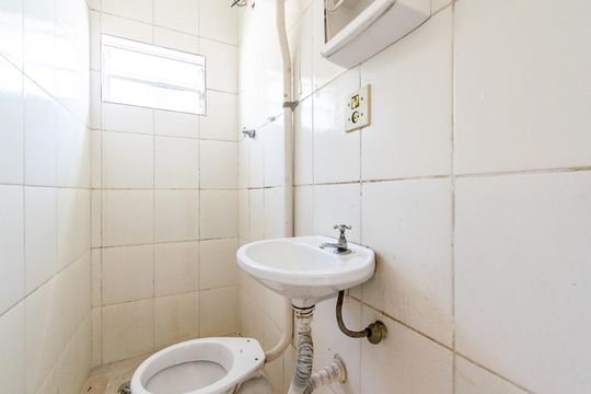 Banheiro  de casa para alugar com 1 quarto, 27m² em Vila Guarani (zona Sul), São Paulo