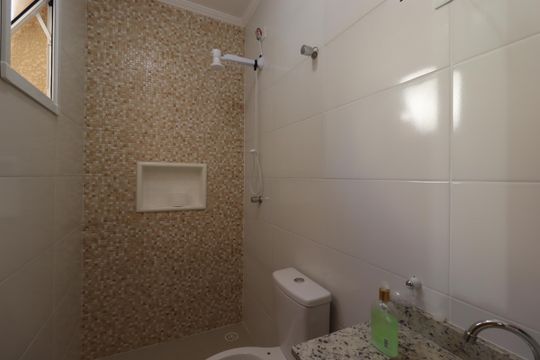 Banheiro Social de apartamento à venda com 2 quartos, 50m² em Vila Alzira, Santo André