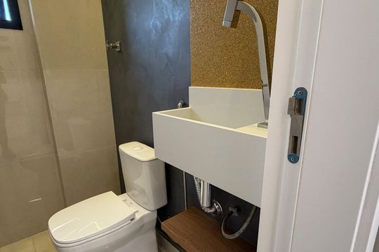 Banheiro de serviço de apartamento para alugar com 3 quartos, 89m² em Boqueirão, Santos